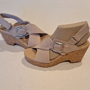 Clarks GIselle DOVE Sand NUBUCK SANDALS. SZ 7M
